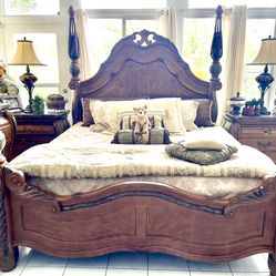 Gorgeous! Michael Amini /Aico King Size Bedroom Set
