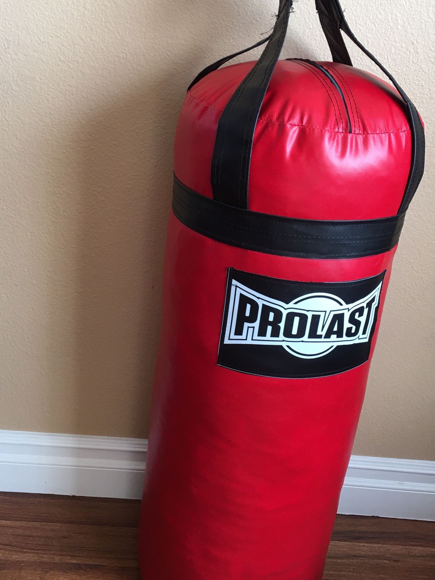 PUNCHING BAG BRAND NEW 100 POUNDS FILLED LUXURY MADE USA