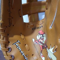 Spalding Tasmanian Devil Little Kids Brown Mitt