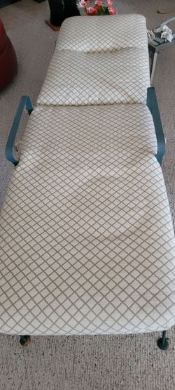 Vintage chase lounge wrought iron with cushion collectible