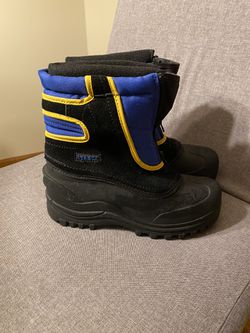 Boys size 4y snow boots - Like NEW!!!!