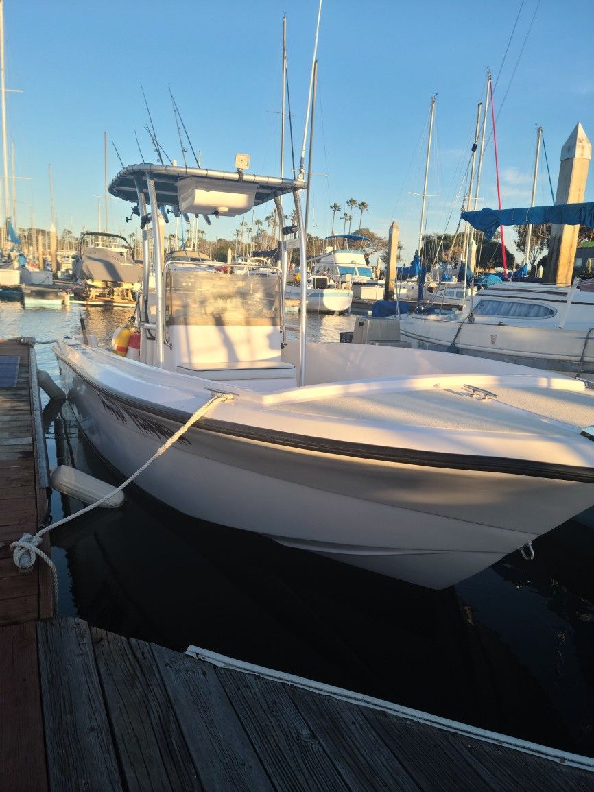 22ft Center Console Angler 220
