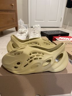 Yeezy Foam RNNR Sulfur