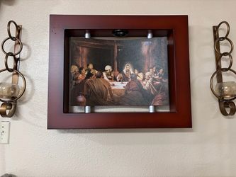 Santa cena en buenas condiciones le funciona la luz