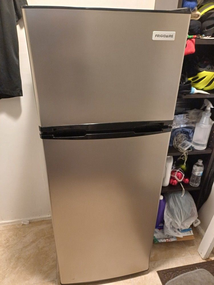
❄️ Refrigerator Frigidaire 7.5 - Excellent Condition!