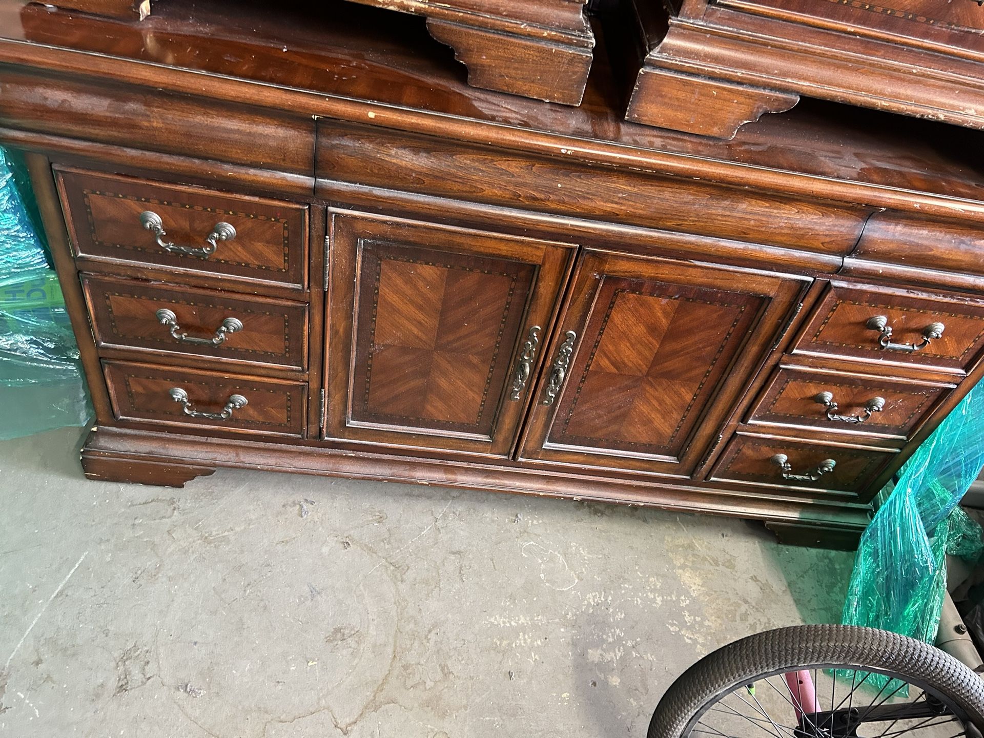 Dresser With 2 Nightstands