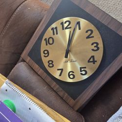 vintage, battery-powered Seth Thomas wall Clock 
