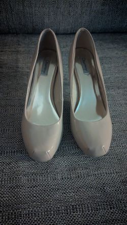 OLSENBOYE FAUX PATENT LEATHER STILETTO PUMP/NUDE/SIZE8. 5