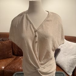 Cream textured short sleeve top with knot and buttons