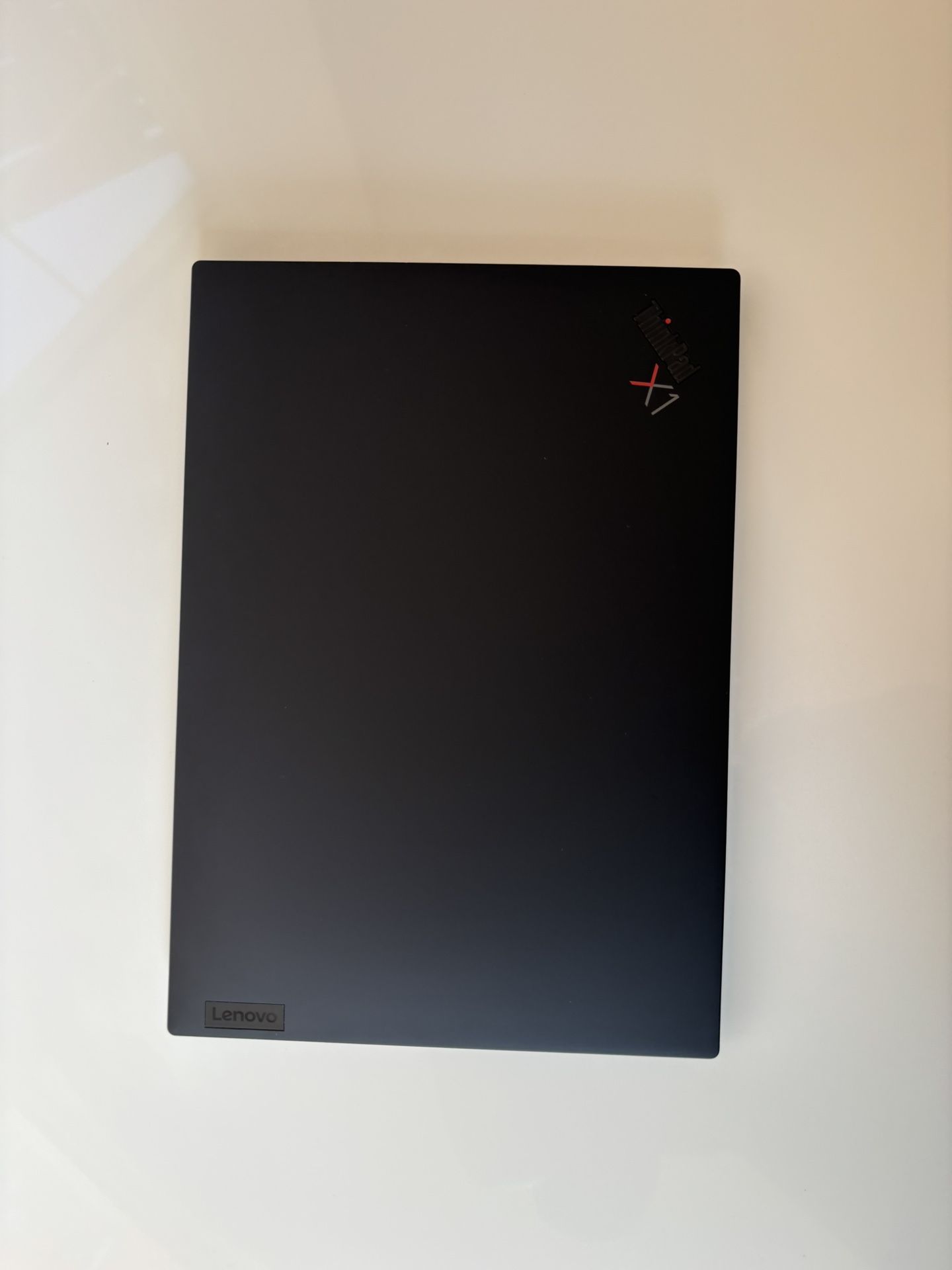 Lenovo X1 Carbon Gen 10 – i7, 14” FHD, 16GB, 512GB