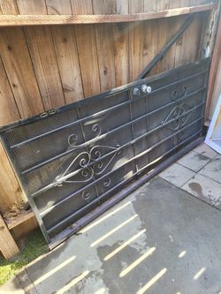 Black Metal Screen Gate