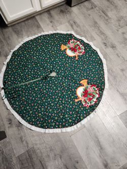 Nice tree skirt.3 Inches shy of 4 feet Round