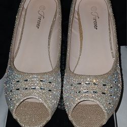 Forever Womens Low Wedge Sandals in Champagne NWT size 10 $20