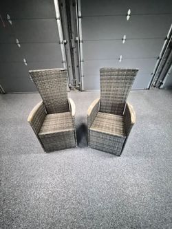 2 wicker recliners