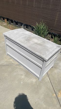 Storage container