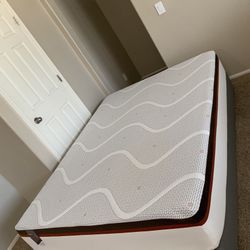 QUEEN MEMORY FOAM MATTRESS BEAUTYREST AND FREE BOX SPRING