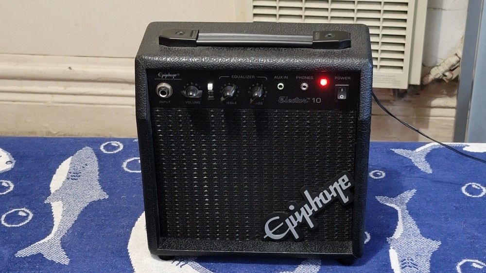 EPIPHONE ELECTAR 10 PORTABLE GUITAR AMPLIFIER 2 CHANNEL CLEAN AND DISTORTION 10 WATTS.