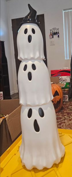 Set of three stackable Halloween ghosts