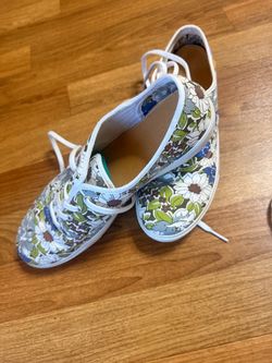 Tenis floreados  nuevos