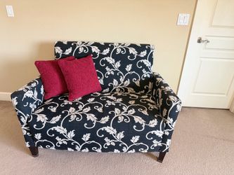✨Make an Offer✨ 🖤🤍Accent Loveseat | Cushions Included | $99 OBO