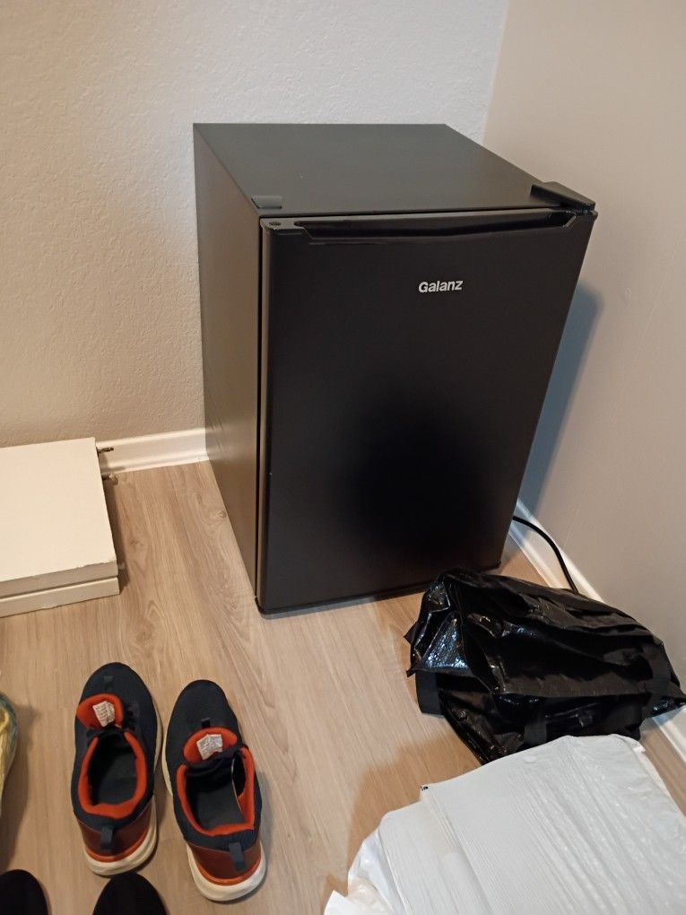 Galanz Mini fridge