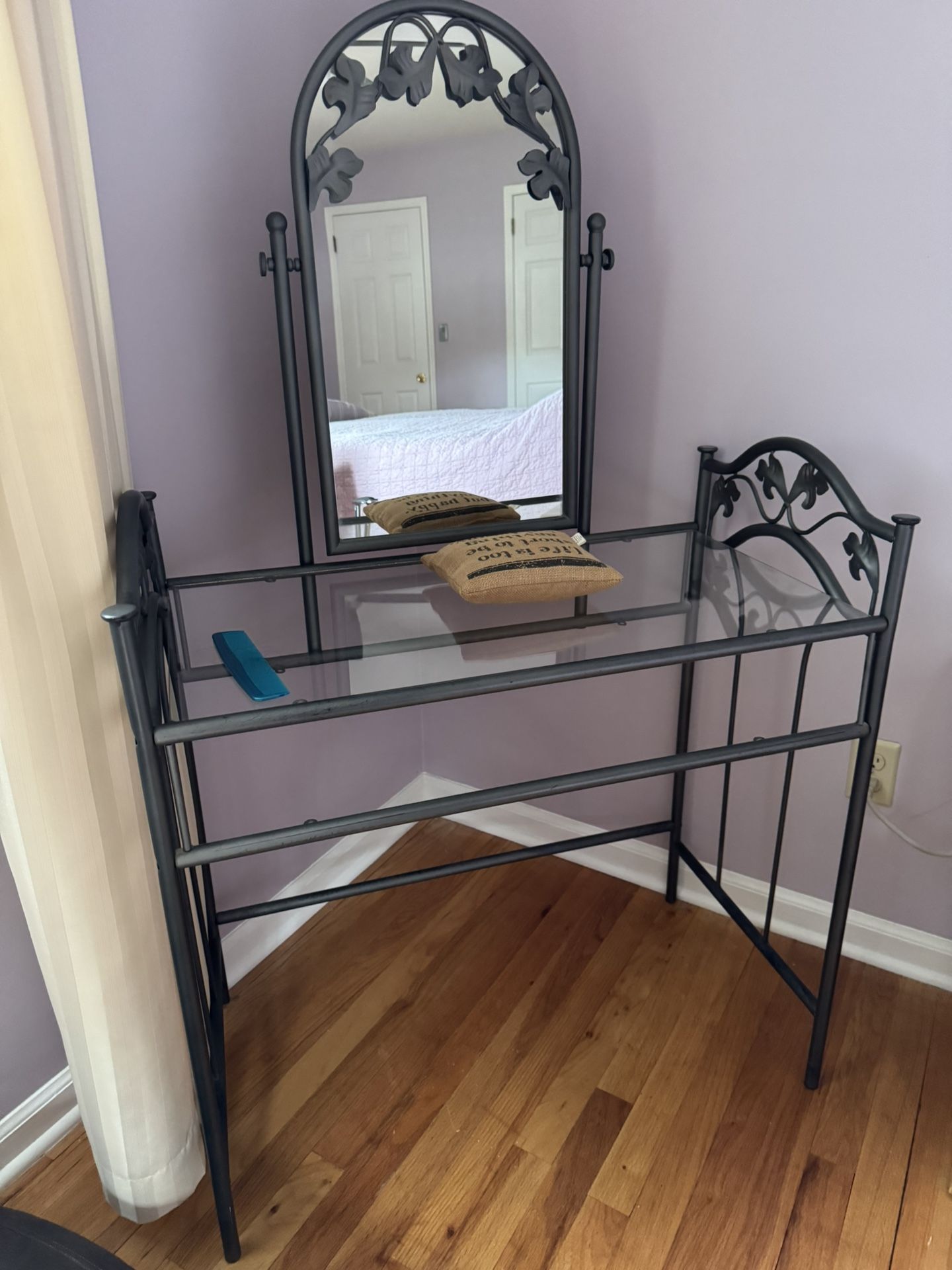 Metal Leaf Design Makeup Table with mirror