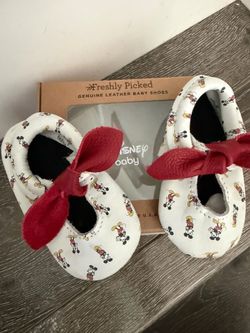 Freshly picked Disney girl Mocs size 5
