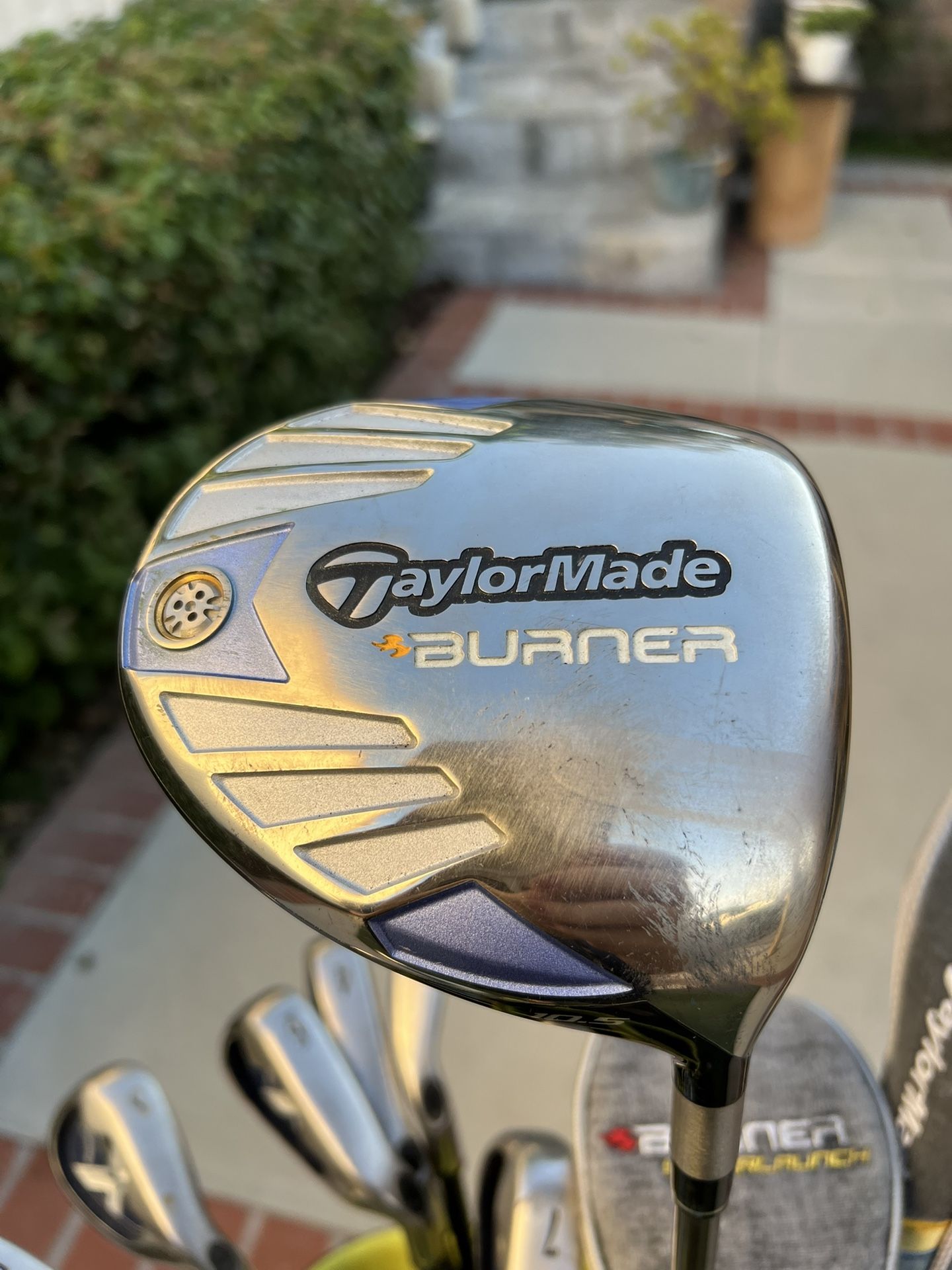 Complete Golf Club For Ladies (RH)Callaway Iron Set With Taylormade Driver And Wood,putter And Golf Cart Bag Included