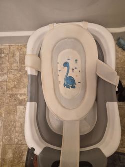 Baby bathtub with temperature guage