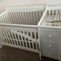 Baby Crib / Toddler Bed