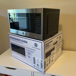 LIKE NEW - GE Microwave w/ Geek Squad Protection Plan