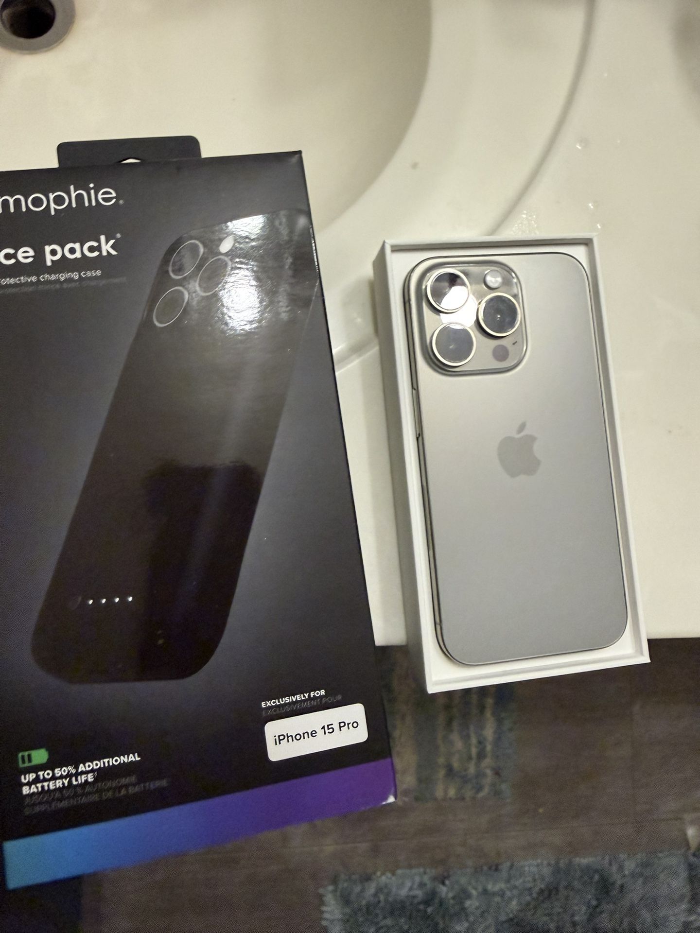 Unlocked iPhone 15 Pro 512gb & A Charging Case