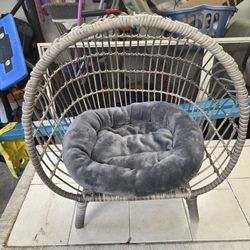 2 Dog / Cat / Beds.    S Wrong Wicker
