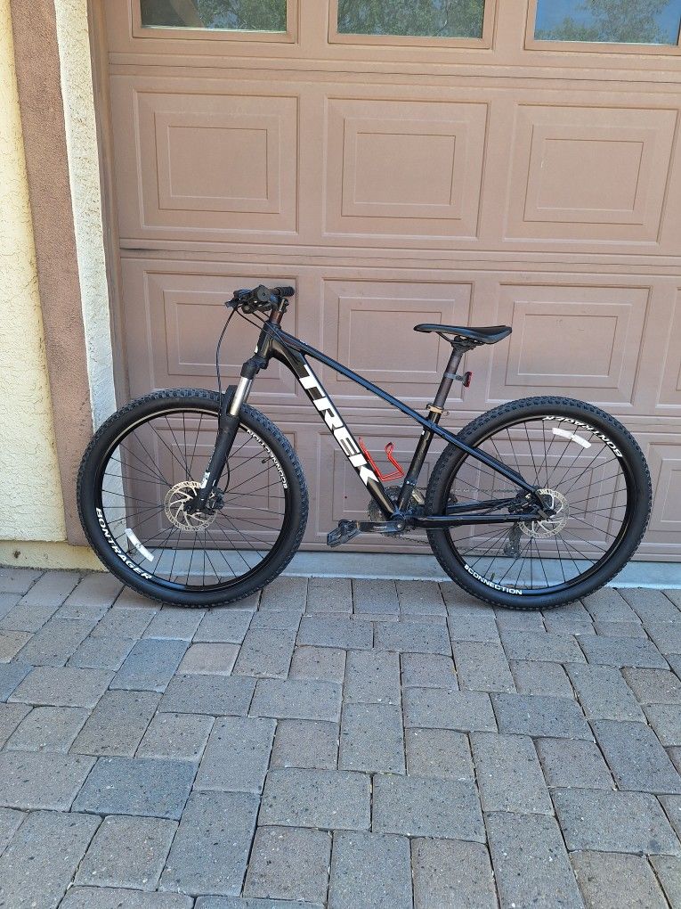 TREK MARLIN 5 MOUNTAIN BIKE 27.5 INCH ( MEDIUM)