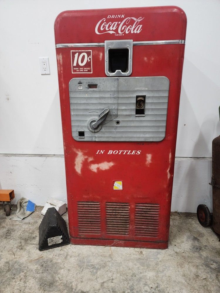 Vendorlator VMC 33 Coke Machine 