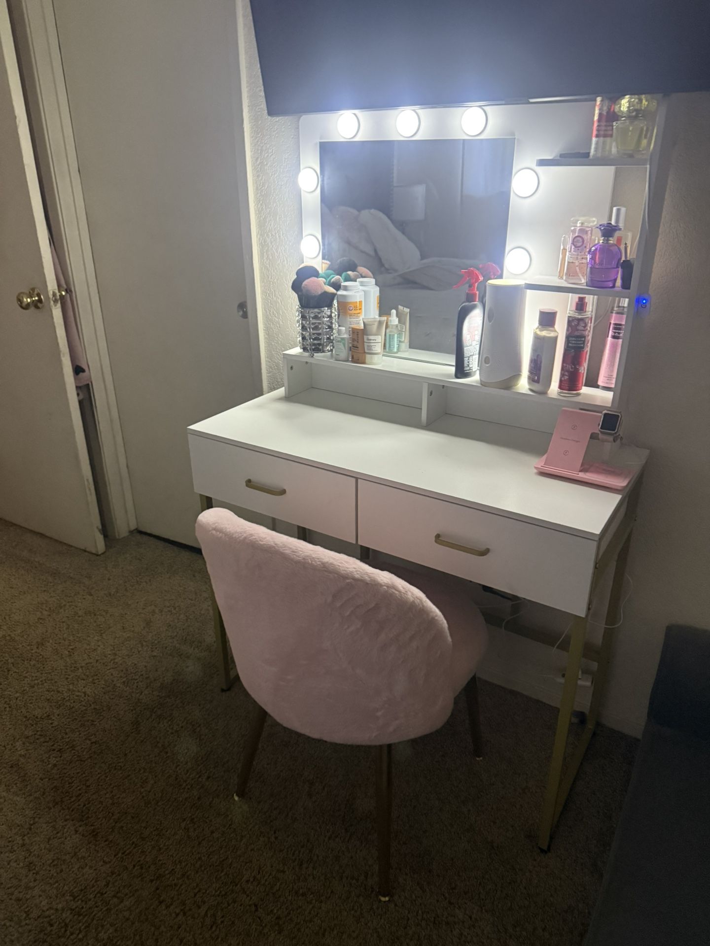 Small Vanity With Chair