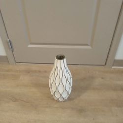 Negotiable white glass vase in perfect condition
