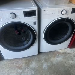 LG gas washer and dryer with a three-month warranty in good condition. Free delivery in the Oakland area. Outside the Oakland area, a small fee applie