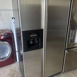 Refrigerator for the garage works great water and icemaker doesn’t work Can deliver 