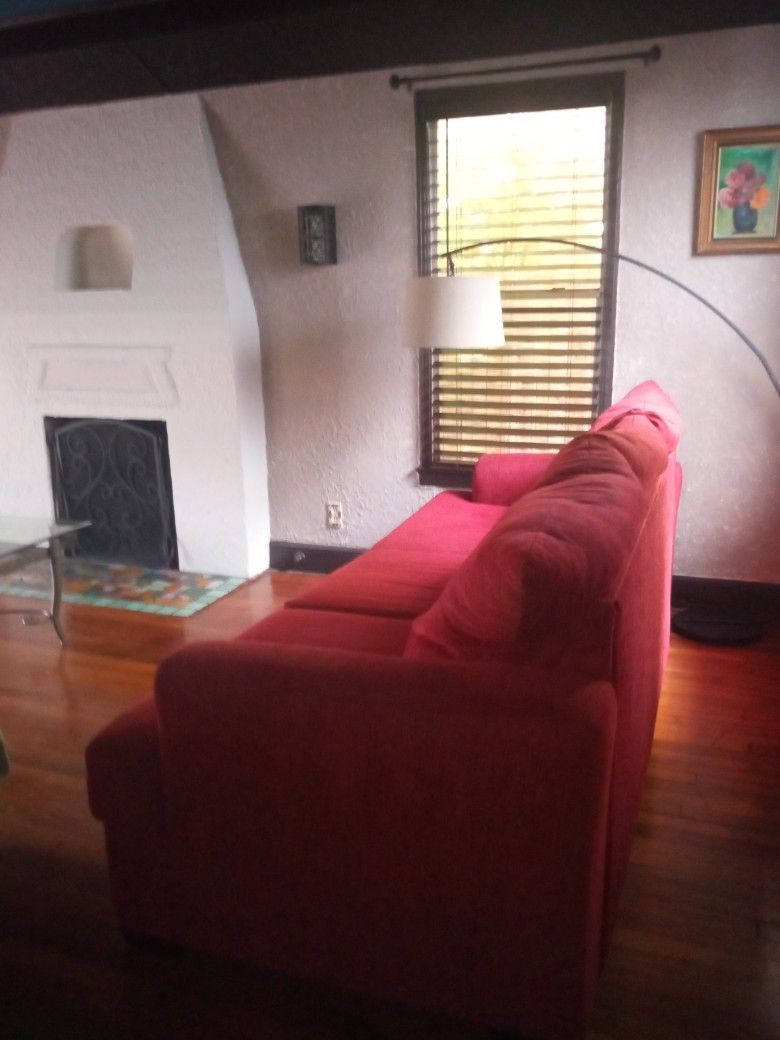 RED ROOMS TO GO CHENILLE SOFA (PICK UP ONLY DETS BELOW⬇️⬇️⬇️