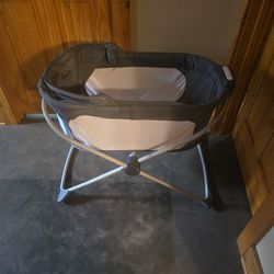 Fisher Price Portable Bassinet W/ Star Illumination