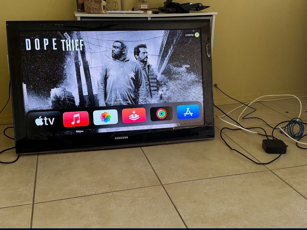 Smart Samsung Tv 40” + Apple TV + Wall Mount