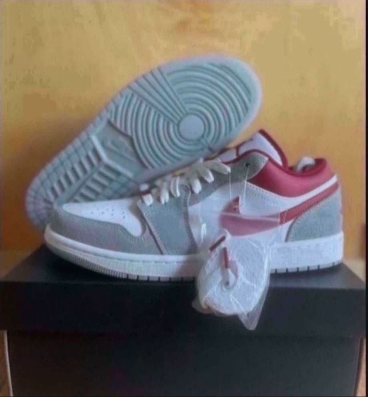 Nike Air Jordan 1 Low SE Light Smoke Grey Gym Red Size 8.5 Brand New