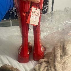Hunter size 7 red camo rain boots