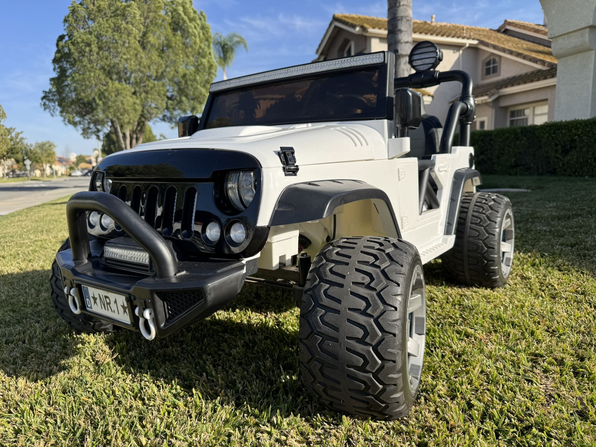 TRAIL EXPLORER 12V KIDS RIDE-ON CAR TRUCK WITH R/C PARENTAL REMOTE | WHITE