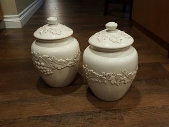 Beautiful set of two cookie jar / conister