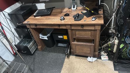 FREE DESK