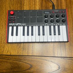 AKAI Professional MPK Mini Keyboard And Pad Controller