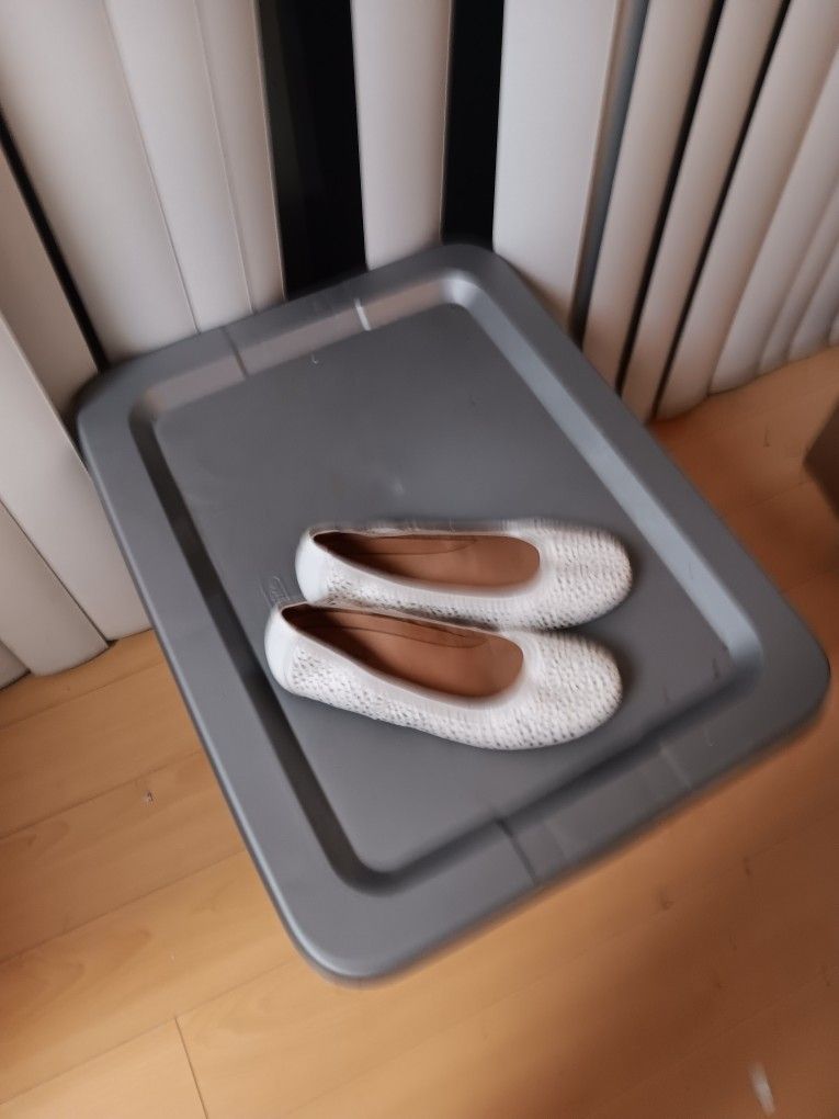 Women's Vionic White Flat Shoes Size 9