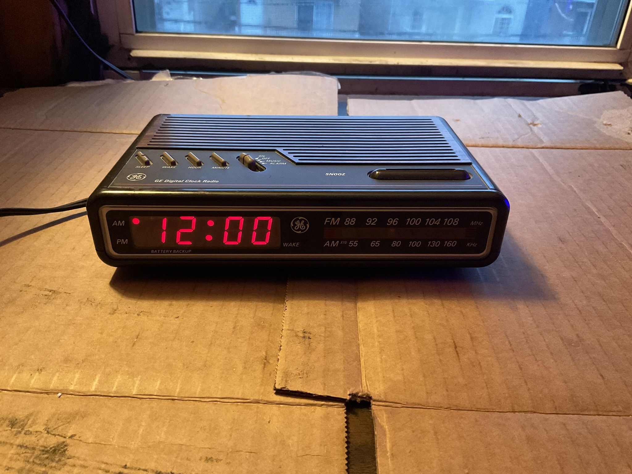 Vintage GE 7-4612A Digital Alarm Clock Radio Red General Electric